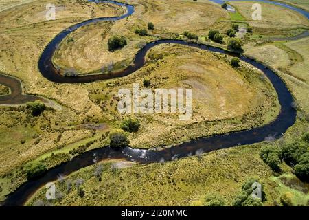 Fiume Taieri e la piana di scorrimento di Taieri, vicino Patearoa, Maniototo, Otago Centrale, Isola del Sud, Nuova Zelanda - antenna Foto Stock