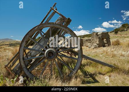 Vecchio carro e ruderi capanne, Bendigo Ghost Town, Central Otago, South Island, Nuova Zelanda Foto Stock