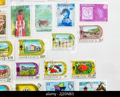 Dominica vintage francobolli in una collezione di album francobolli Foto Stock
