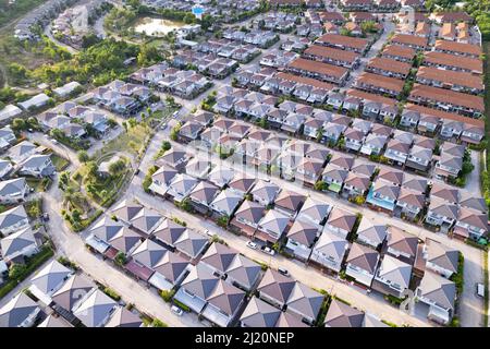 Nuovo sviluppo immobiliare. Vista aerea di case residenziali e vialetti quartiere durante un tramonto caduta o Sunrise time.Scry imballato homes.to Foto Stock