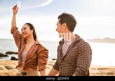 Giovani amanti che camminano sulla spiaggia - foto di scorta Foto Stock