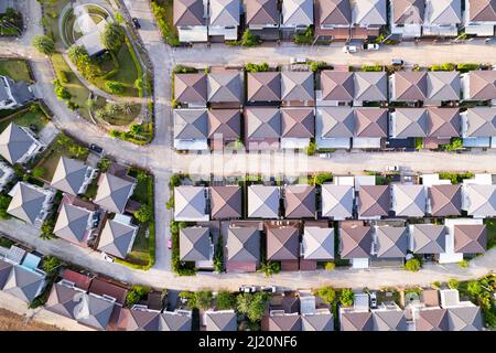 Nuovo sviluppo immobiliare. Vista aerea di case residenziali e vialetti quartiere durante un tramonto caduta o Sunrise time.Scry imballato homes.to Foto Stock