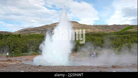 Geysir, Islanda - 28 luglio 2021: Geyser Strokkur in islanda errupting con acqua calda e vapore, ogni anno molti turisti visitano il geyser situato in Th Foto Stock