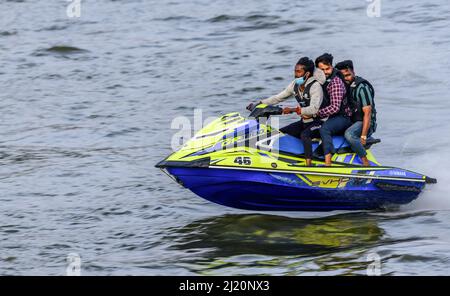 Nuwara Eliya, Sri Lanka - 02 16 2022: Ragazzi che si divertano a fare un giro in moto d'acqua al Gregory Park, Nuwara Eliya, Foto Stock