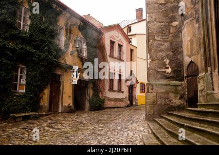 Scala medievale e ingresso ad arco a punta alla chiesa di San Giacomo a Kutná Hora, Repubblica Ceca. Foto Stock