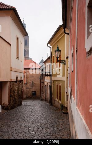 Chiesa gotica di San Giacomo con una torre sottile e un arco moresco nella città medievale di Kutná Hora, Repubblica Ceca. Foto Stock