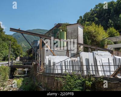 Lastre di marmo all'esterno in una fabbrica di marmo a Carrara, Toscana - Italia. Foto Stock