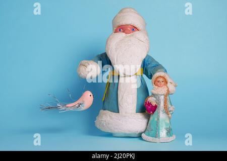 Il giocattolo russo Snow Maiden e Ded Moroz tiene in mano l'uccello giocattolo dell'albero di natale Foto Stock