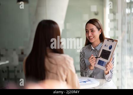 Gli uomini d'affari che si incontrano in ufficio. Hanno a disposizione documenti con statistiche finanziarie analisi di discussione dati di rapporto i grafici Finanza lavoro di squadra Foto Stock