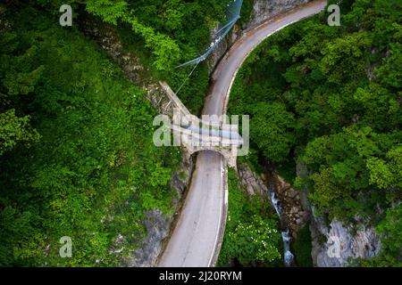 Un ponte attraversa la strada della Forra, Tremosine, Lago di Garda, Lombardia, Italia, Europa Foto Stock