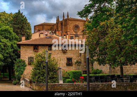 Vecchie facciate di case in pietra nella città vecchia o casco Viejo a Pamplona, Spagna famosa per la gestione dei tori Foto Stock