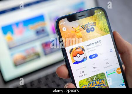 Poltava, Ucraina - 22 marzo 2022: App di gioco Pokemon Go sullo schermo del telefono cellulare. Donna che usa l'applicazione PokemonGo, foto vista ravvicinata Foto Stock