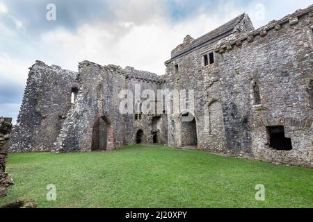 Il Castello di Weobley è una residenza fortificata del 14th secolo situata sulla penisola di Gower, nel Galles, a cura di Cadw. Il castello si affaccia su Llanrhidian saltmarshe Foto Stock