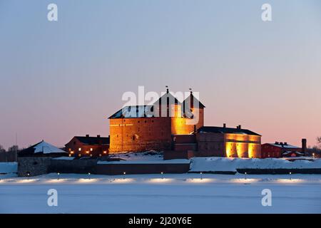 Un castello medievale nella luce primaverile della sera Foto Stock