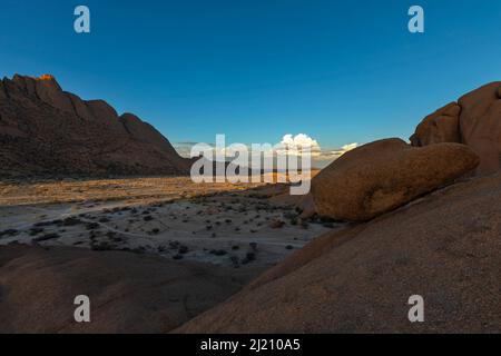 Rocce e picchi di granito calvo a Spitzkoppe nel deserto Namibia Foto Stock