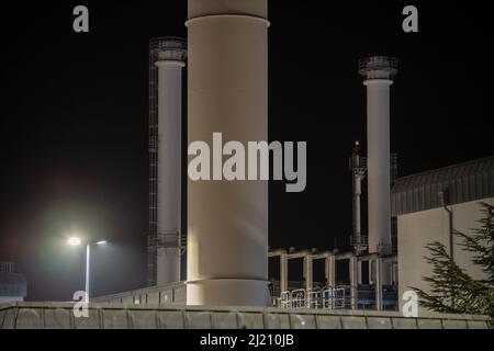 Rehden, Germania. 29th Mar 2022. Camini e un fiocchi possono essere visti sul sito del deposito di gas naturale di Rehden. Il gestore dell'impianto di stoccaggio è Astorga, una controllata della società statale russa Gazprom. La Germania e l'Italia intendono firmare un accordo sul gas il 29 marzo ai margini del "dialogo di transizione energetica di Berlino". La legislazione UE obbliga gli stati membri, come ultima risorsa per affrontare le estreme carenze di gas, a fornire gas in solidarietà agli stati membri vicini che ne hanno bisogno. Credit: Lino Mirgeler/dpa/Alamy Live News Foto Stock