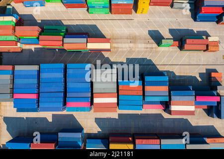 Vista aerea dall'alto verso il basso dei container vuoti in attesa del trasporto al Freeport di Budapest. Industria di importazione ed esportazione. Foto Stock