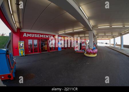 Vista fisheye grandangolare della galleria di divertimenti nel molo di Hunstanton sulla passeggiata o sulla spianata nella cittadina balneare di Hunstanton a nord Foto Stock