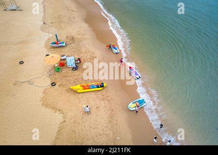 Tramonto spiaggia di Sanato, Phu Quoc isola, Kien Giang, Vietnam - 26 febbraio 2022: I turisti accolgono il tramonto sulla spiaggia di Sanato. Un ottimo villaggio turistico Foto Stock