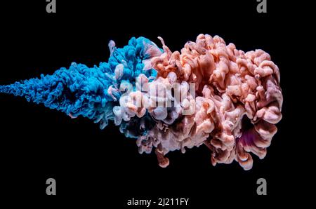 espansione del colore dell'inchiostro in acqua. sfondo nero. Foto Stock