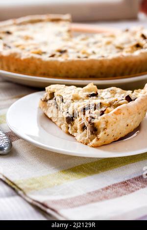 Fetta di crostata di pollo con funghi e formaggio Foto Stock