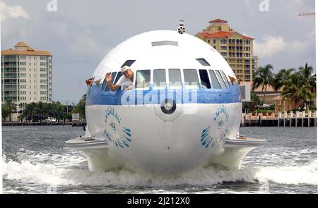 DAVE DRIMMER ONDEGGIA DAL MONDO SOLO PLANEBOAT. L'IDROVOLANTE È UN'IMBARCAZIONE REALIZZATA CON UN VELIVOLO TERRESTRE ( BOEING 307 STRATOLINER ) PRECEDENTEMENTE DI PROPRIETÀ DI HOWARD HUGHES.FT. LAUDERDALE.USA. FOTO: GARY ROBERTS Foto Stock