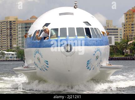 DAVE DRIMMER ONDEGGIA DAL MONDO SOLO PLANEBOAT. L'IDROVOLANTE È UN'IMBARCAZIONE REALIZZATA CON UN VELIVOLO TERRESTRE ( BOEING 307 STRATOLINER ) PRECEDENTEMENTE DI PROPRIETÀ DI HOWARD HUGHES.FT. LAUDERDALE.USA. FOTO: GARY ROBERTS Foto Stock