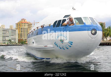 DAVE DRIMMER ONDEGGIA DAL MONDO SOLO PLANEBOAT. L'IDROVOLANTE È UN'IMBARCAZIONE REALIZZATA CON UN VELIVOLO TERRESTRE ( BOEING 307 STRATOLINER ) PRECEDENTEMENTE DI PROPRIETÀ DI HOWARD HUGHES.FT. LAUDERDALE.USA. FOTO: GARY ROBERTS Foto Stock