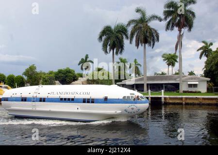 DAVE DRIMMER ONDEGGIA DAL MONDO SOLO PLANEBOAT. L'IDROVOLANTE È UN'IMBARCAZIONE REALIZZATA CON UN VELIVOLO TERRESTRE ( BOEING 307 STRATOLINER ) PRECEDENTEMENTE DI PROPRIETÀ DI HOWARD HUGHES.FT. LAUDERDALE.USA. FOTO: GARY ROBERTS Foto Stock