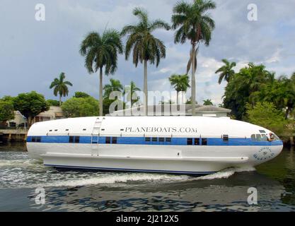 DAVE DRIMMER ONDEGGIA DAL MONDO SOLO PLANEBOAT. L'IDROVOLANTE È UN'IMBARCAZIONE REALIZZATA CON UN VELIVOLO TERRESTRE ( BOEING 307 STRATOLINER ) PRECEDENTEMENTE DI PROPRIETÀ DI HOWARD HUGHES.FT. LAUDERDALE.USA. FOTO: GARY ROBERTS Foto Stock