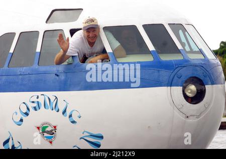 DAVE DRIMMER ONDEGGIA DAL MONDO SOLO PLANEBOAT. L'IDROVOLANTE È UN'IMBARCAZIONE REALIZZATA CON UN VELIVOLO TERRESTRE ( BOEING 307 STRATOLINER ) PRECEDENTEMENTE DI PROPRIETÀ DI HOWARD HUGHES.FT. LAUDERDALE.USA. FOTO: GARY ROBERTS Foto Stock