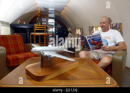 INTERNO DI SOGGIORNO CON PROPRIETARIO DAVE DRIMMER. L'IDROVOLANTE È UN'IMBARCAZIONE REALIZZATA CON UN VELIVOLO TERRESTRE ( BOEING 307 STRATOLINER ) PRECEDENTEMENTE DI PROPRIETÀ DI HOWARD HUGHES.FT. LAUDERDALE.USA. FOTO: GARY ROBERTS Foto Stock