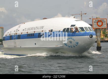 DAVE DRIMMER ONDEGGIA DAL MONDO SOLO PLANEBOAT. L'IDROVOLANTE È UN'IMBARCAZIONE REALIZZATA CON UN VELIVOLO TERRESTRE ( BOEING 307 STRATOLINER ) PRECEDENTEMENTE DI PROPRIETÀ DI HOWARD HUGHES.FT. LAUDERDALE.USA. FOTO: GARY ROBERTS Foto Stock