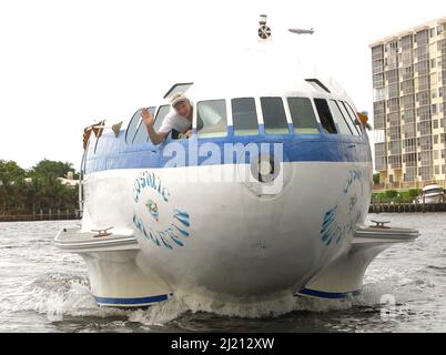 DAVE DRIMMER ONDEGGIA DAL MONDO SOLO PLANEBOAT. L'IDROVOLANTE È UN'IMBARCAZIONE REALIZZATA CON UN VELIVOLO TERRESTRE ( BOEING 307 STRATOLINER ) PRECEDENTEMENTE DI PROPRIETÀ DI HOWARD HUGHES.FT. LAUDERDALE.USA. FOTO: GARY ROBERTS Foto Stock