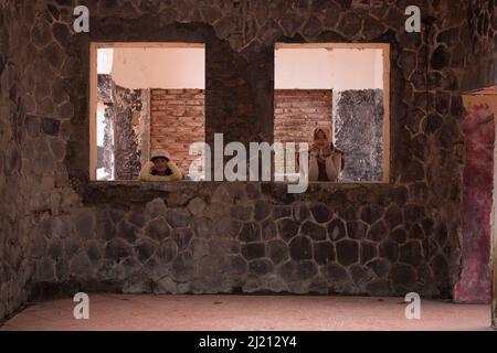 Foto unica di madre e bambino nello stesso stile, in diverse cornici durante il giorno Foto Stock