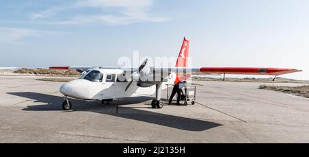 Helgoland, Germania. 25th Mar 2022. Sul campo aereo di Helgoland si trova un'isola normanna britannica con nove posti a sedere dell'Ostfriesischer Flug-Dienst (OFD). Il nuovo collegamento aereo da Helgoland a Uetersen (distretto di Pinneberg) inizia venerdì 1 aprile. Gli aerei di Ostfriesischer Flug-Dienst (OFD) sono previsti per il decollo da Helgoland Dune il mercoledì alla domenica con due rotazioni al giorno, come annunciato dalla società a Emden. Credit: Markus Scholz/dpa/Alamy Live News Foto Stock