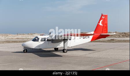 Helgoland, Germania. 25th Mar 2022. Sul campo aereo di Helgoland si trova un'isola normanna britannica con nove posti a sedere dell'Ostfriesischer Flug-Dienst (OFD). Il nuovo collegamento aereo da Helgoland a Uetersen (distretto di Pinneberg) inizia venerdì 1 aprile. Gli aerei di Ostfriesischer Flug-Dienst (OFD) sono previsti per il decollo da Helgoland Dune il mercoledì alla domenica con due rotazioni al giorno, come annunciato dalla società a Emden. Credit: Markus Scholz/dpa/Alamy Live News Foto Stock