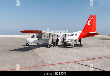 Helgoland, Germania. 25th Mar 2022. Sul campo aereo di Helgoland si trova un'isola normanna britannica con nove posti a sedere dell'Ostfriesischer Flug-Dienst (OFD). Il nuovo collegamento aereo da Helgoland a Uetersen (distretto di Pinneberg) inizia venerdì 1 aprile. Gli aerei di Ostfriesischer Flug-Dienst (OFD) sono previsti per il decollo da Helgoland Dune il mercoledì alla domenica con due rotazioni al giorno, come annunciato dalla società a Emden. Credit: Markus Scholz/dpa/Alamy Live News Foto Stock