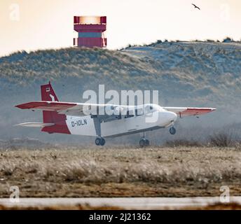 Helgoland, Germania. 25th Mar 2022. Un'Islander normanna Britten con nove posti a sedere dell'Ostfriesischer Flug-Dienst (OFD) decollera dalla pista del campo d'aviazione Helgoland. Il nuovo collegamento aereo da Helgoland a Uetersen (distretto di Pinneberg) inizia venerdì 1 aprile. Gli aerei di Ostfriesischer Flug-Dienst (OFD) sono previsti per il decollo da Helgoland Dune il mercoledì alla domenica con due rotazioni al giorno, come annunciato dalla società a Emden. Credit: Markus Scholz/dpa/Alamy Live News Foto Stock