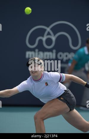 MIAMI GARDENS, FL - 18 MARZO: NAO Hibino of Japan sconfigge Eugenie Bouchard a Miami Open giornata di qualificazione 1 del torneo di tennis Miami Open all'Hard Rock Stadium il 18 marzo 2019 a Miami Gardens, Florida. Persone: Genie Bouchard Foto Stock