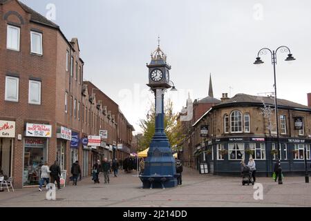 Vista su Rotherham nel South Yorkshire, incluso l'orologio Jubilee Foto Stock