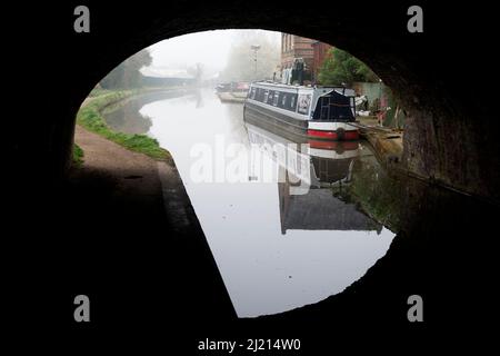 Il Canal Grand Union vicino Rose Narrowboats cantiere in nebbia tempo, Warwick, Regno Unito Foto Stock