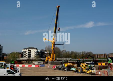 Una grande gru Ainscough in un cantiere edile, Leamington Spa, Regno Unito Foto Stock