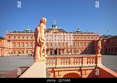 Cortile con figura al Residenzschloss di Rastatt, Baden-Württemberg, Germania Foto Stock