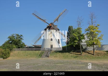 Mulino a vento costruito intorno al 1860 a Podersdorf am Neusiedler See, Burgenland, Austria Foto Stock