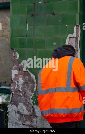 Piastrelle che vengono rimosse dal Montreal Arms Pub Brighton Foto Stock