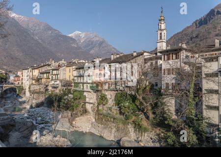 Paesaggio urbano di storico borgo montano con vecchie case che si stendono sul fiume Mera, Chiavenna, Lombardia, Italia Foto Stock