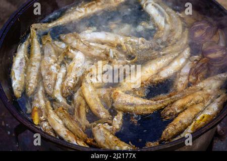 Pesce fritto in pentola Foto Stock