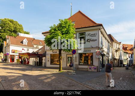 Bergen, Norvegia - 27 maggio 2018: Edificio colorato al centro della città. Negozi e ristoranti. Foto Stock