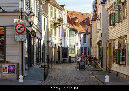 Bergen, Norvegia - 27 maggio 2018: Edificio colorato al centro della città. Negozi e ristoranti. Foto Stock